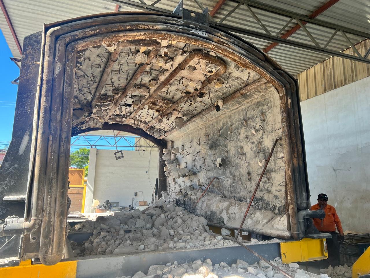 Demolición y retiro de refractario en equipo industrial