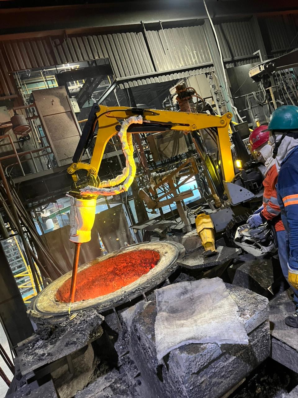 Trabajo con equipo mecanizado en operación de alta temperatura